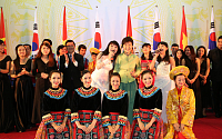 [포토]베트남 전통공연단과 함께 한 박대통령