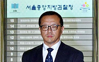 [포토]서울중앙지방검찰청 나서는 전재국씨