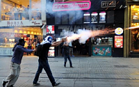 [포토] 폭죽쏘는 터키 시위대