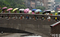 [포토]모전교 지나가는 우산행렬