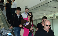 전지현, 홍콩 공항서 포착 ‘핑크공주 위엄’