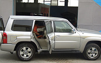 뒷좌석에서 운전하는 방탄 자동차 알고보니…“두바이 왕족 겨냥해 개조한 닛산 패트롤”