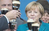 [포토] 메르켈, ‘맥주 한잔의 여유’