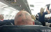 비행기에서 잠 못 잔 이유 “이분 머리에 무슨 짓을 한 건가요”