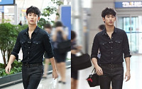 [스타일] 김수현, 공항패션…블랙데님 팬츠+셔츠 '청청패션' 선보여