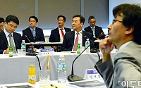 [포토]신제윤 금융위원장, "'금융비전' 10월 중 공개"