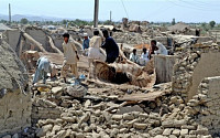 파키스탄 강진에 최소 327명 사망…섬까지 만들어져