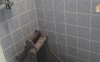 샤워실의 중장비 미스터리, 어떻게 삽이 저곳에?