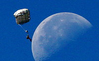 [포토]낙하산타고 달에 착륙(?)한 특전부대원