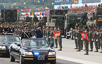 국군의날 행사에 탁현민 “장교들 완전군장 퍼레이드 시켰으면”
