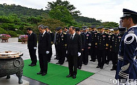 [포토]국군의 날 맞아 현충원 참배하는 김관진 장관과 군 수뇌부