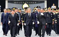 [포토]현충원 참배 마친 김관진 국방부장관