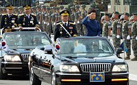 국군의날 행사…박근혜 탄 ‘에쿠스’ 무개차는 어떤 차?