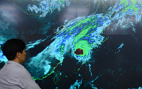[포토]태풍 다나스 북상, 관측중인 기상청