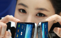 삼성전자, 세계 최초 휘어진 스마트폰 '갤럭시 라운드' 출시… 108만9000원