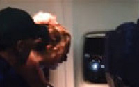 [붐업영상]비행기 안에서 괴성 지르는 여성… &quot;승무원은 뭐하는거야?&quot;