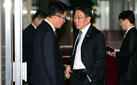 [포토]국회 복도에서 이야기 나누는 윤상직-조석, '무거운 분위기'