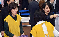 [포토]제일모직 부스에서 옷 판매하는 홍라희 리움 미술관장