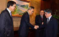[포토]시중은행장들과 인사 나누는 김중수 한은 총재
