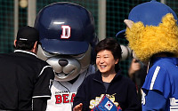 박근혜 대통령, 한국시리즈 시구 '사자와 곰의 호위를 받으며' [포토]