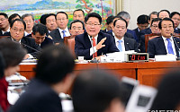 [포토]답변하는 조석 한수원 사장