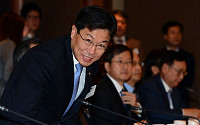 [포토]허리 숙여 인사하는 윤상직 장관