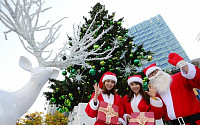 [포토]타임스퀘어, 올해 첫 야외 대형 크리스마스 트리 공개
