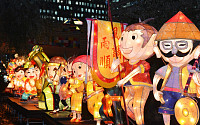 [포토]물 위 화려한 등불빛 '2013 서울 등축제'