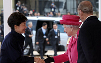 박대통령 영국 국빈 방문...국빈 만찬 참석, 여왕 환대 눈길