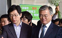 [포토]김경수 전 청와대 비서관 안내 받는 문재인 의원