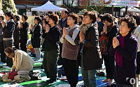 [포토]서울 종교시설 곳곳, 학부모들 몰려 '기도'