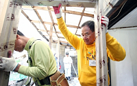 태광산업 임원들, 소외계층 집수리 봉사활동 펼쳐