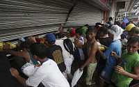 [포토]필리핀 태풍 하이옌 강타… 주민들 약탈 '혼란'