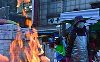 [포토]초겨울 날씨, 전통시장에 모닥불 등장