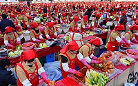 [포토]한국야쿠르트, 사랑의 김장나누기 축제