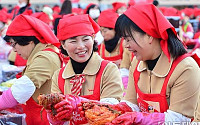 [포토]한국야쿠르트, 사랑으로 담는 김장김치