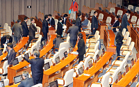 [포토]민주당 의원들, 국회 본회의장 전원퇴장