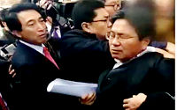 [포토]뒷목 잡힌 강기정 민주당 의원