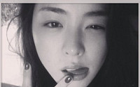 이연희, 흑백 셀카 사진 공개...뇌쇄적 매력 발산