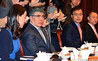 [포토]투자은행 전문가들과 이야기 나누는 김중수 총재