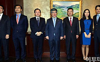 [포토]투자은행 전문가들과 기념촬영하는 김중수 총재
