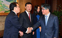 [포토]투자은행 전문가와 인사 나누는 김중수 한은 총재