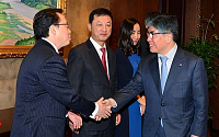 [포토]투자은행 전문가와 인사 나누는 김중수 한은 총재