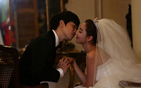 ‘우리결혼했어요’ 이소연, 윤한과 웨딩촬영…뽀뽀주문에 드레스 찢어져