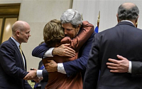 [포토] 이란 핵 협상 타결…포옹하는 케리와 애쉬튼