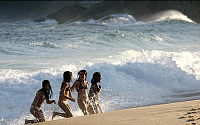 [포토] 겨울 맞은 브라질, 해변 찾는 시민들
