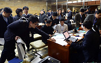 [포토]국회 2014년 예산안 심사 돌입, '바빠진 공무원들'