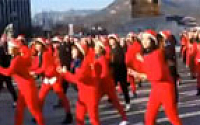 [붐업영상]빨간 내복입고 등장한 산타들의 플래시몹