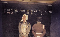 지드래곤, 일본 오사카 돔 투어 무대 뒤 인증샷 공개 '귀여운 모자 탐나네~'