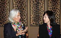 [포토] 라가르드 IMF 총재와 대화 나누는 조윤선 장관